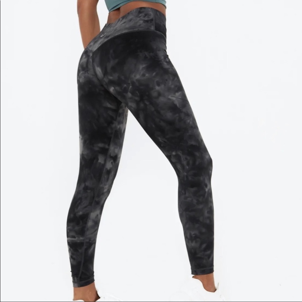 Lazuli Black Oil Stain Print leggings size small